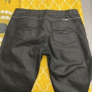 Women’s Cowgirl Tuff Co. black pants, W34xL35.